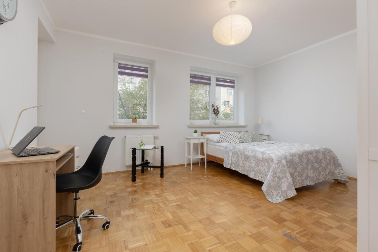 Studio Bielany With Home Office Near Metro Station By Noclegi Renters Warschau Exterior foto
