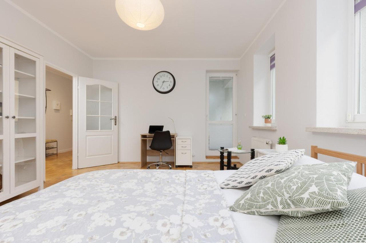Studio Bielany With Home Office Near Metro Station By Noclegi Renters Warschau Exterior foto