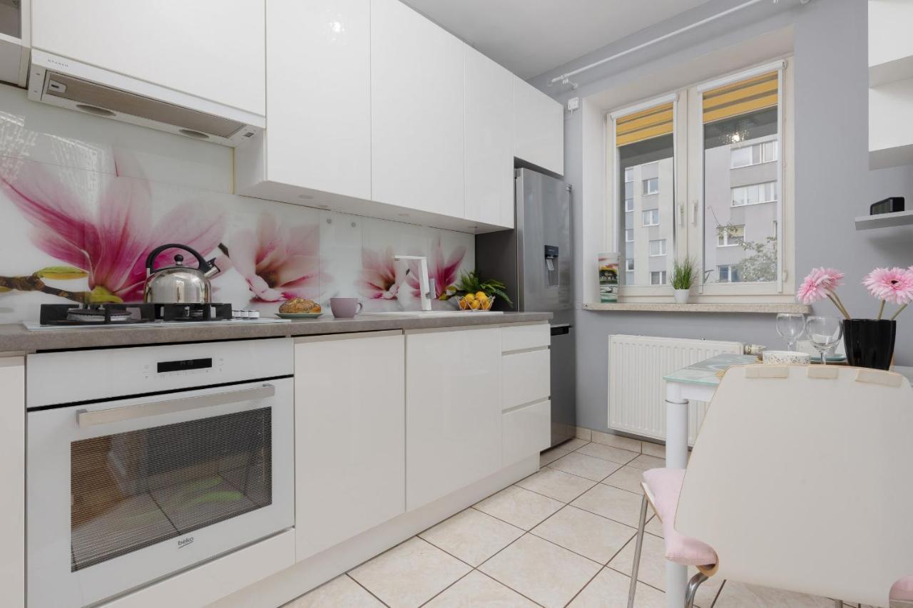 Studio Bielany With Home Office Near Metro Station By Noclegi Renters Warschau Exterior foto